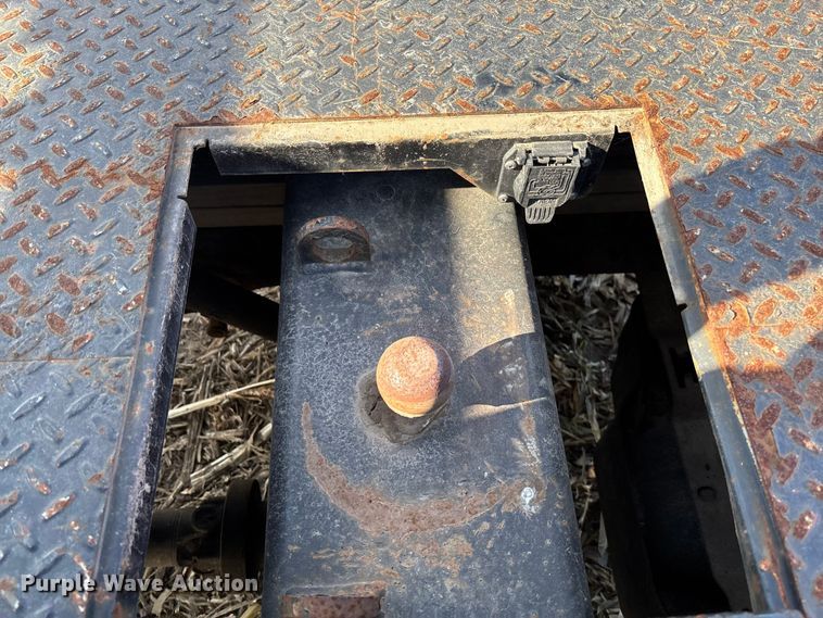 image for item EV3232 2007 Chevrolet Silverado 3500 flatbed pickup truck