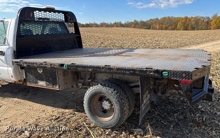 image for item EV3232 2007 Chevrolet Silverado 3500 flatbed pickup truck