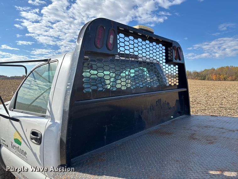 image for item EV3232 2007 Chevrolet Silverado 3500 flatbed pickup truck