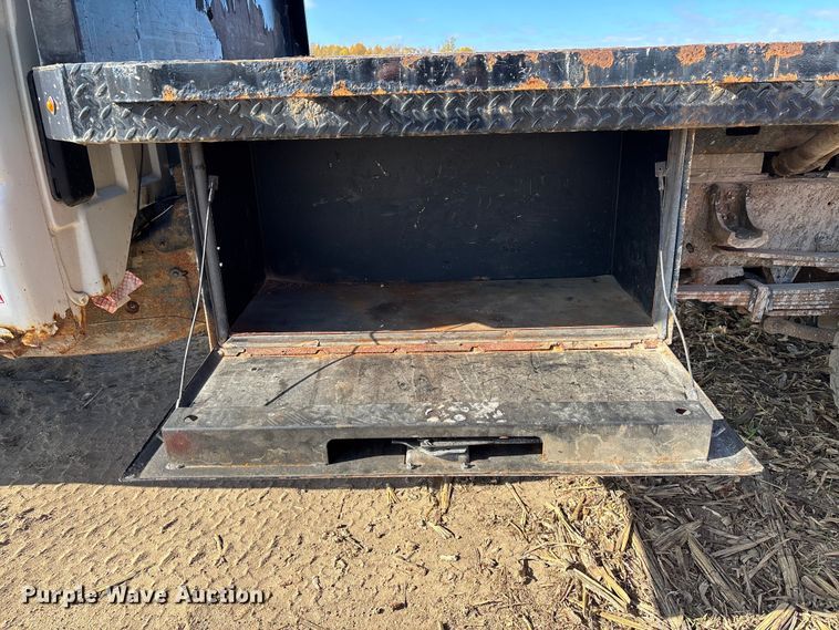 image for item EV3232 2007 Chevrolet Silverado 3500 flatbed pickup truck