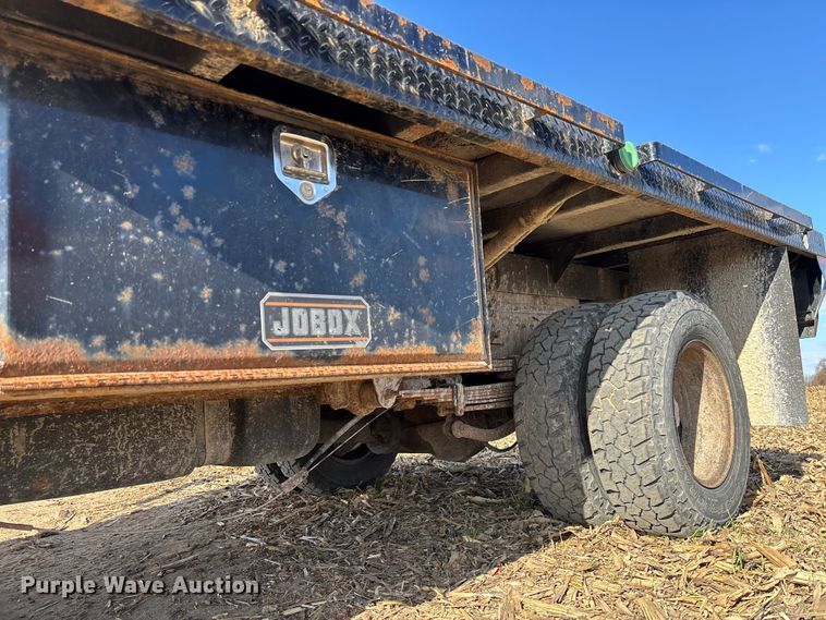 image for item EV3232 2007 Chevrolet Silverado 3500 flatbed pickup truck