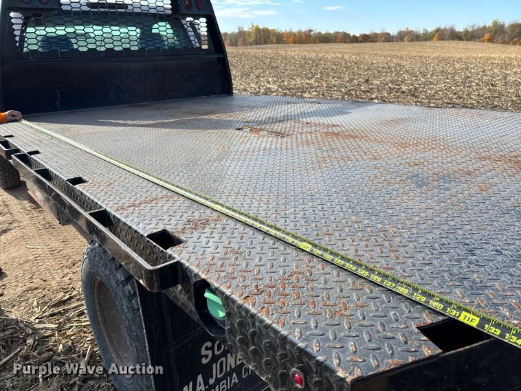 image for item EV3232 2007 Chevrolet Silverado 3500 flatbed pickup truck