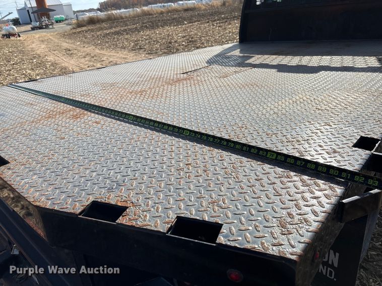 image for item EV3232 2007 Chevrolet Silverado 3500 flatbed pickup truck