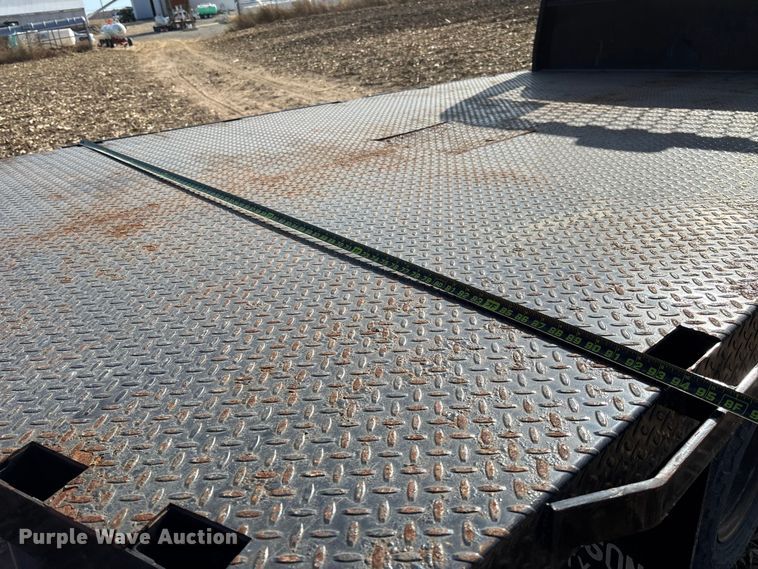 image for item EV3232 2007 Chevrolet Silverado 3500 flatbed pickup truck