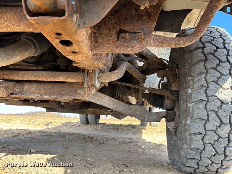 image for item EV3232 2007 Chevrolet Silverado 3500 flatbed pickup truck