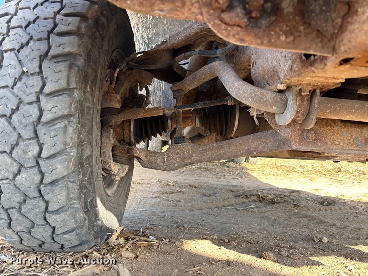 image for item EV3232 2007 Chevrolet Silverado 3500 flatbed pickup truck