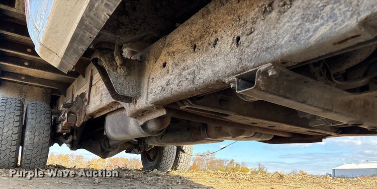 image for item EV3232 2007 Chevrolet Silverado 3500 flatbed pickup truck