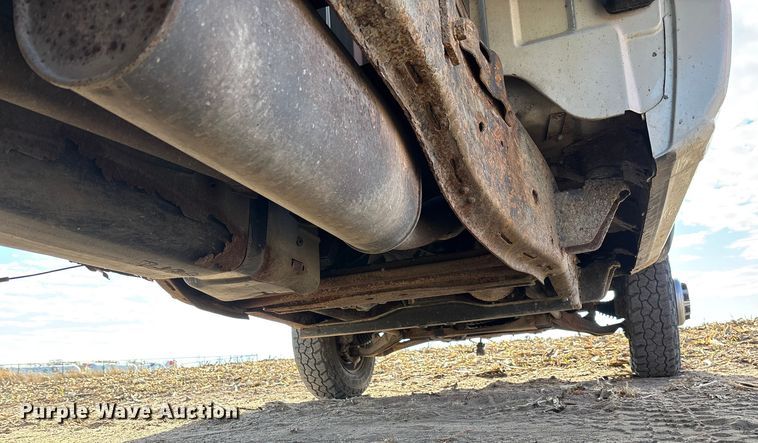 image for item EV3232 2007 Chevrolet Silverado 3500 flatbed pickup truck