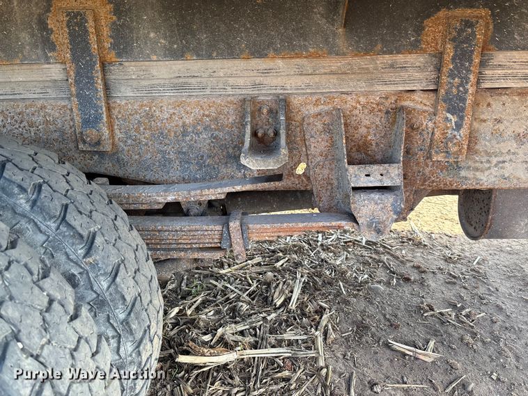 image for item EV3232 2007 Chevrolet Silverado 3500 flatbed pickup truck