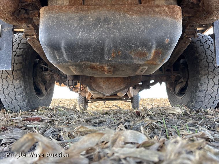 image for item EV3232 2007 Chevrolet Silverado 3500 flatbed pickup truck