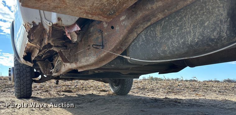 image for item EV3232 2007 Chevrolet Silverado 3500 flatbed pickup truck