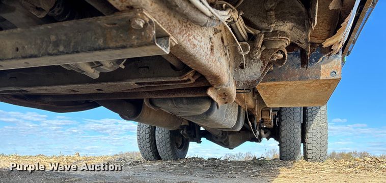 image for item EV3232 2007 Chevrolet Silverado 3500 flatbed pickup truck