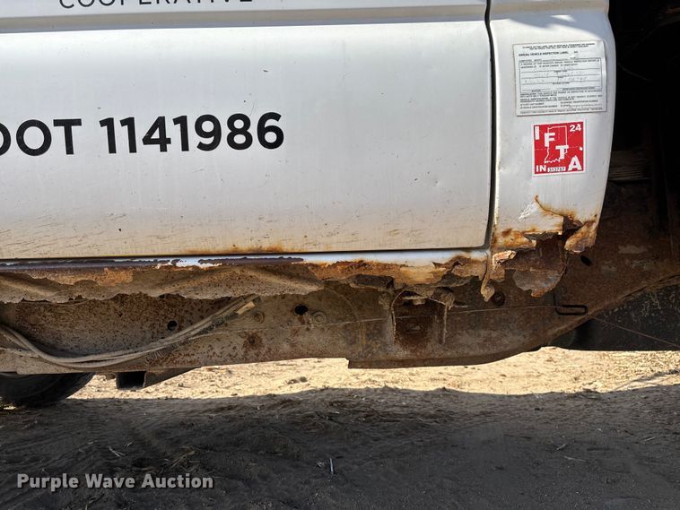 image for item EV3232 2007 Chevrolet Silverado 3500 flatbed pickup truck