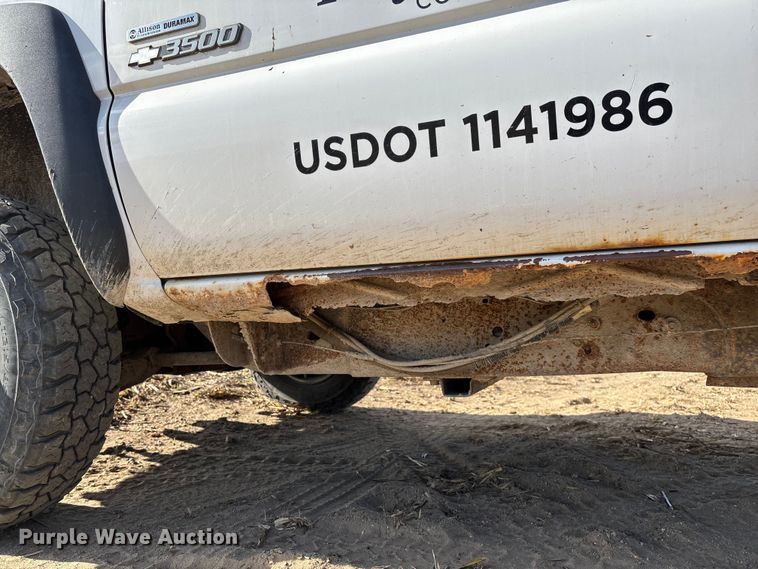 image for item EV3232 2007 Chevrolet Silverado 3500 flatbed pickup truck