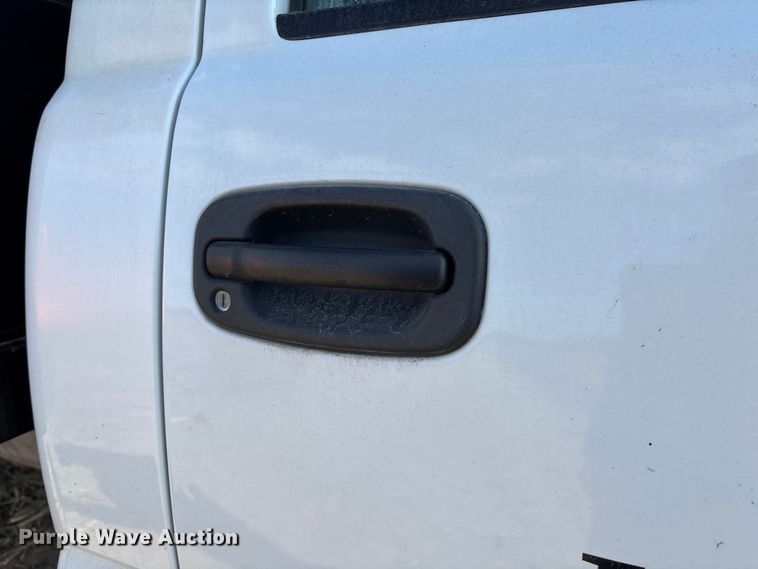 image for item EV3232 2007 Chevrolet Silverado 3500 flatbed pickup truck