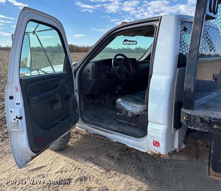 image for item EV3232 2007 Chevrolet Silverado 3500 flatbed pickup truck