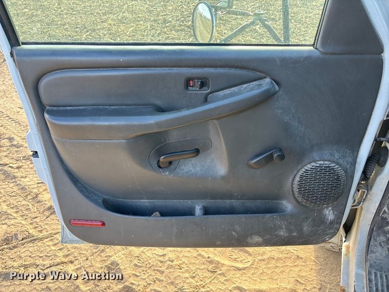 image for item EV3232 2007 Chevrolet Silverado 3500 flatbed pickup truck