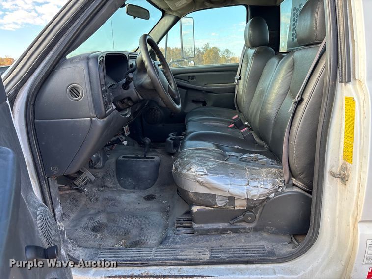 image for item EV3232 2007 Chevrolet Silverado 3500 flatbed pickup truck