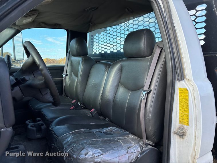 image for item EV3232 2007 Chevrolet Silverado 3500 flatbed pickup truck