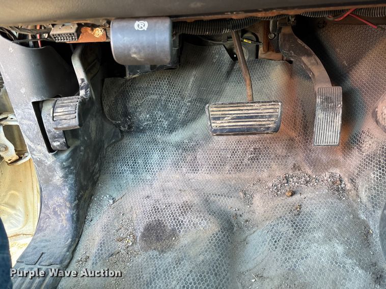 image for item EV3232 2007 Chevrolet Silverado 3500 flatbed pickup truck