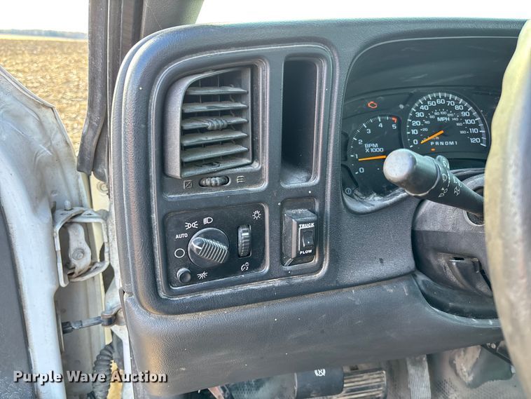 image for item EV3232 2007 Chevrolet Silverado 3500 flatbed pickup truck