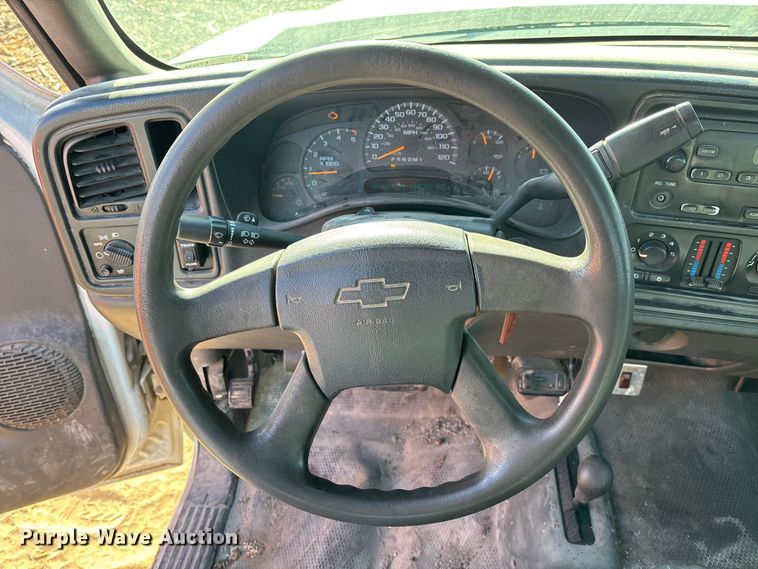 image for item EV3232 2007 Chevrolet Silverado 3500 flatbed pickup truck