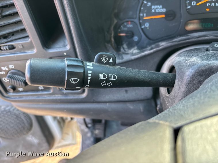 image for item EV3232 2007 Chevrolet Silverado 3500 flatbed pickup truck