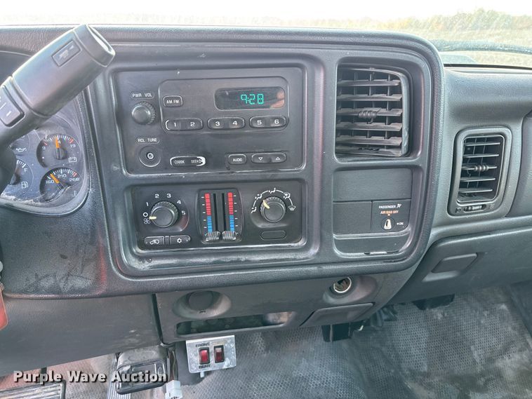 image for item EV3232 2007 Chevrolet Silverado 3500 flatbed pickup truck