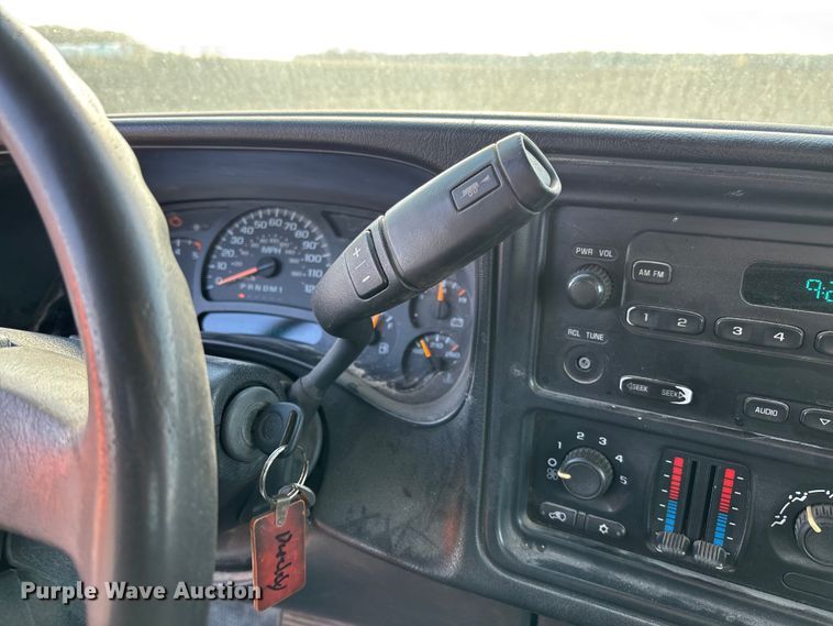 image for item EV3232 2007 Chevrolet Silverado 3500 flatbed pickup truck