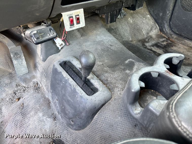 image for item EV3232 2007 Chevrolet Silverado 3500 flatbed pickup truck