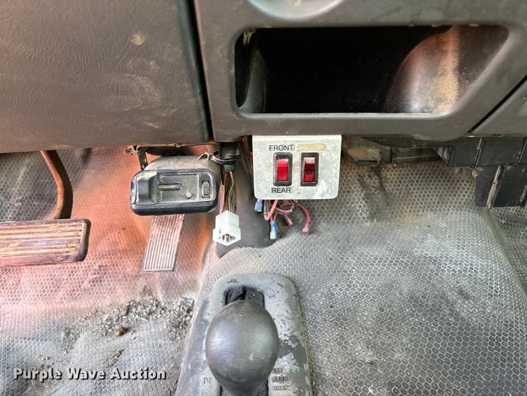 image for item EV3232 2007 Chevrolet Silverado 3500 flatbed pickup truck