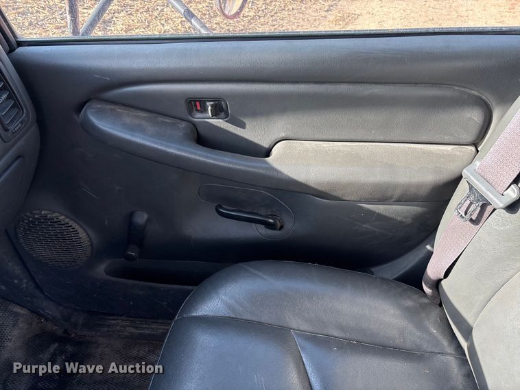 image for item EV3232 2007 Chevrolet Silverado 3500 flatbed pickup truck