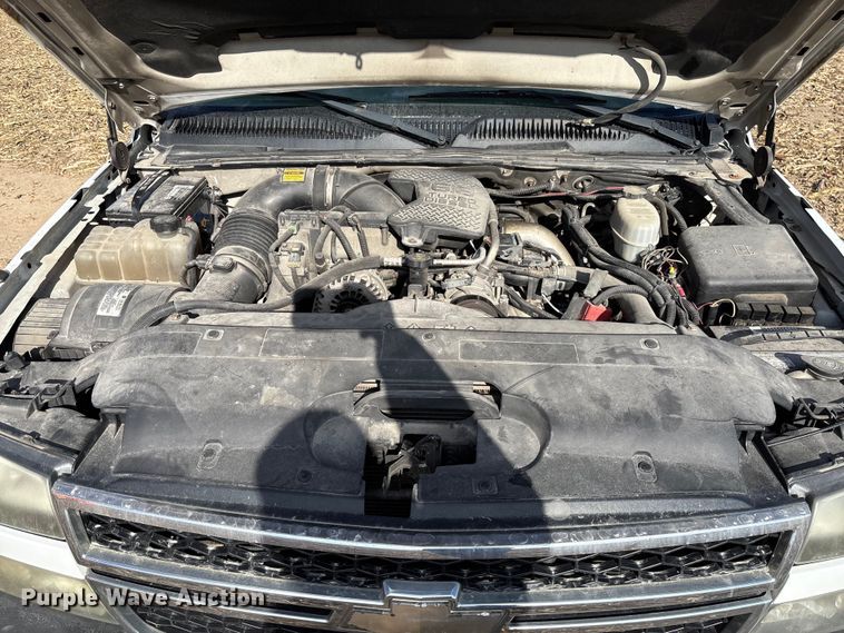 image for item EV3232 2007 Chevrolet Silverado 3500 flatbed pickup truck