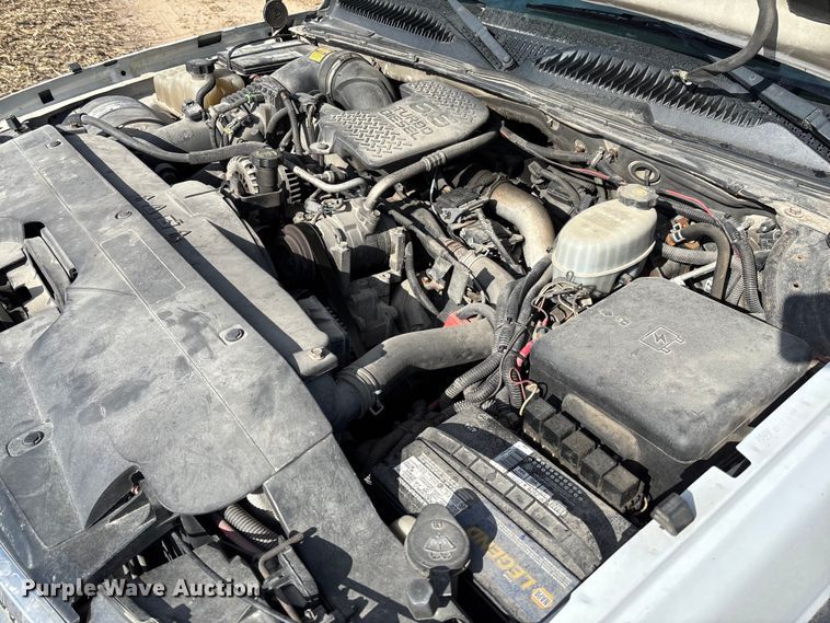 image for item EV3232 2007 Chevrolet Silverado 3500 flatbed pickup truck