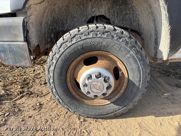 image for item EV3232 2007 Chevrolet Silverado 3500 flatbed pickup truck