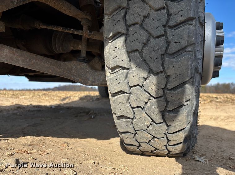 image for item EV3232 2007 Chevrolet Silverado 3500 flatbed pickup truck