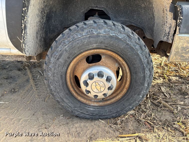 image for item EV3232 2007 Chevrolet Silverado 3500 flatbed pickup truck