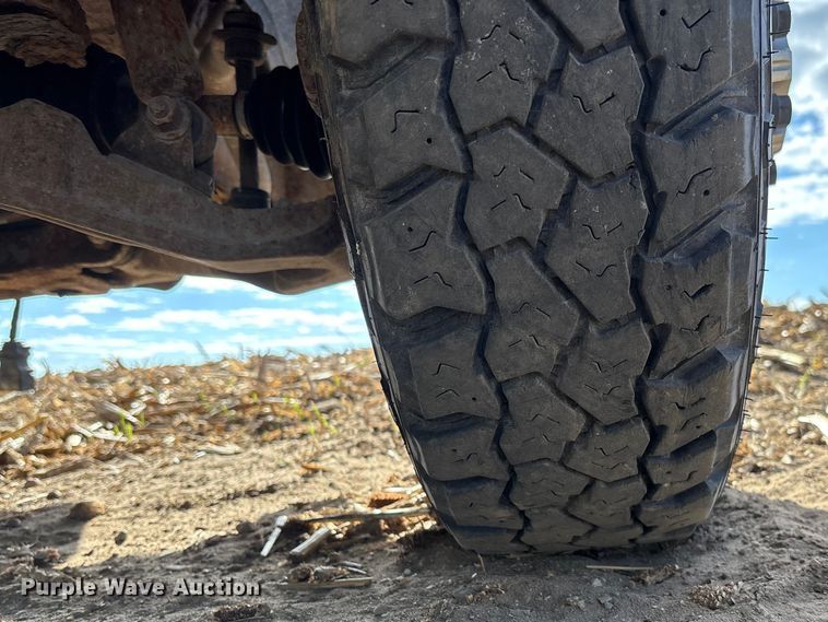 image for item EV3232 2007 Chevrolet Silverado 3500 flatbed pickup truck