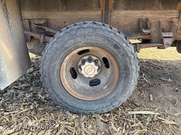 image for item EV3232 2007 Chevrolet Silverado 3500 flatbed pickup truck