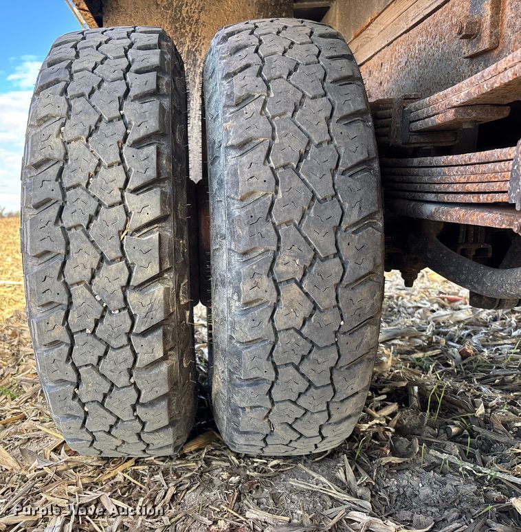 image for item EV3232 2007 Chevrolet Silverado 3500 flatbed pickup truck