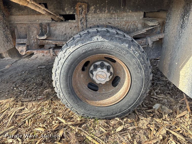 image for item EV3232 2007 Chevrolet Silverado 3500 flatbed pickup truck