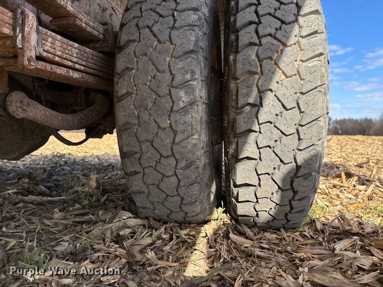 image for item EV3232 2007 Chevrolet Silverado 3500 flatbed pickup truck