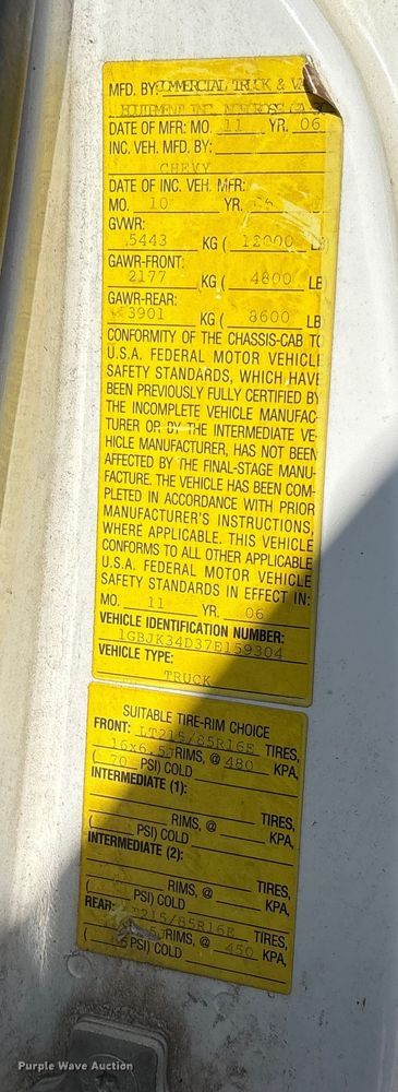 image for item EV3232 2007 Chevrolet Silverado 3500 flatbed pickup truck