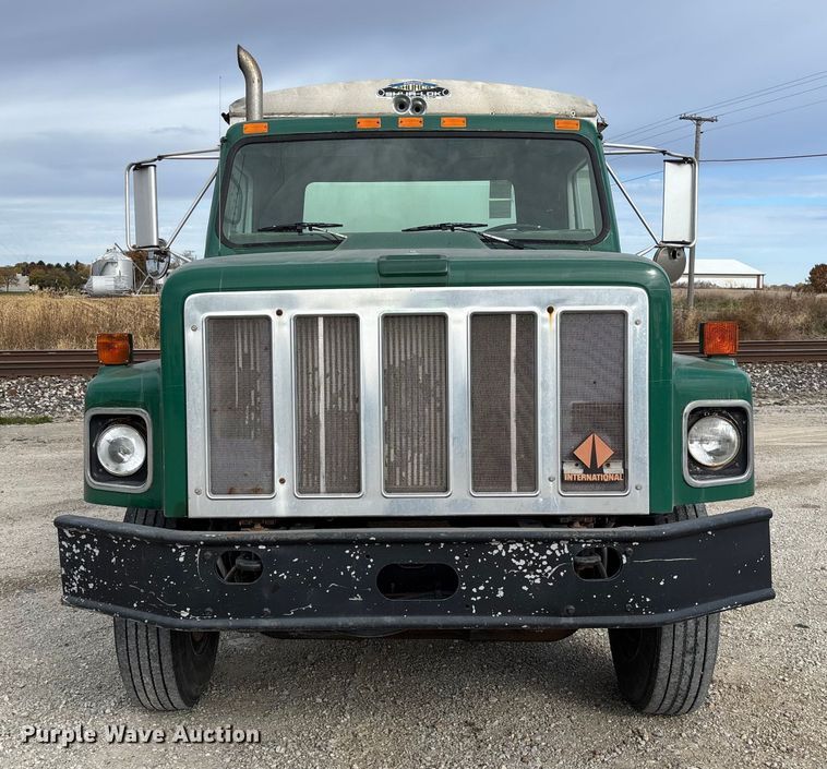 image for item EV3243 1989 International F-2654 fertilizer delivery truck