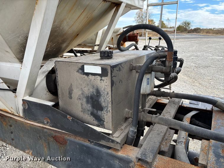 image for item EV3243 1989 International F-2654 fertilizer delivery truck