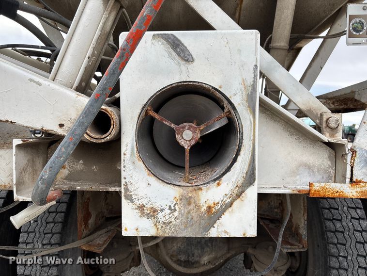 image for item EV3243 1989 International F-2654 fertilizer delivery truck