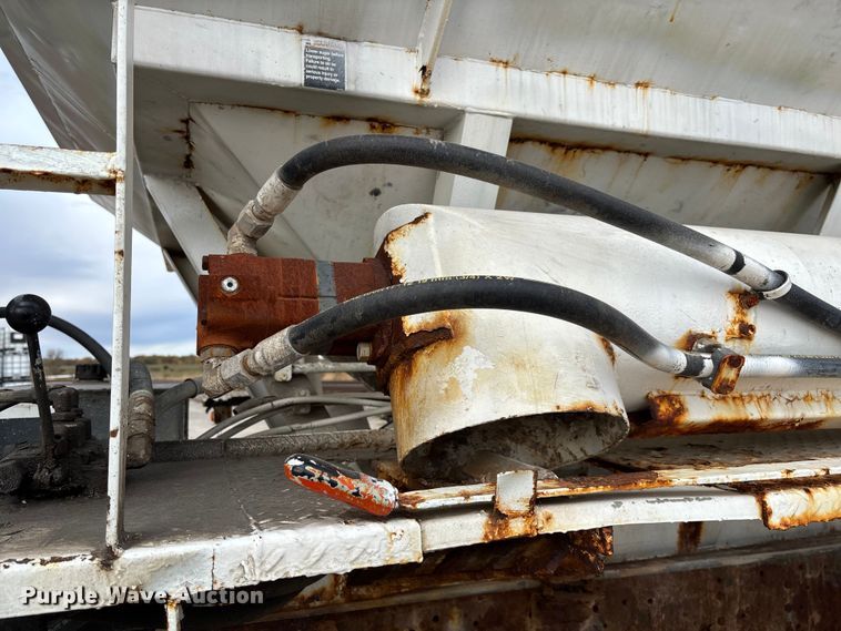 image for item EV3243 1989 International F-2654 fertilizer delivery truck