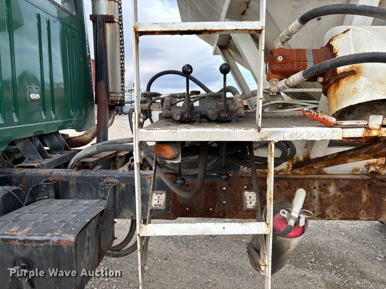 image for item EV3243 1989 International F-2654 fertilizer delivery truck