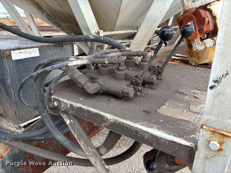 image for item EV3243 1989 International F-2654 fertilizer delivery truck