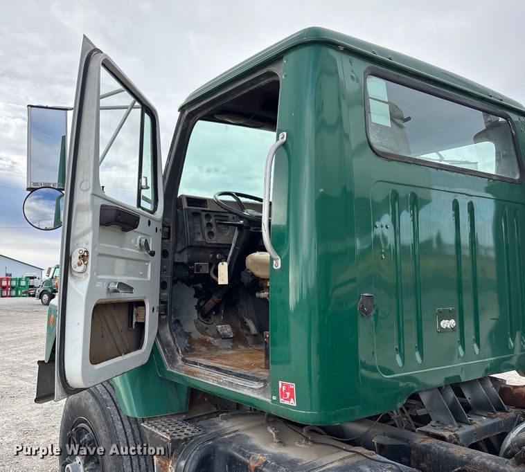 image for item EV3243 1989 International F-2654 fertilizer delivery truck